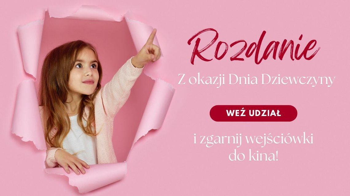 Zdjęcie przedstawia dziewczynkę wskazującą dłonią w dal