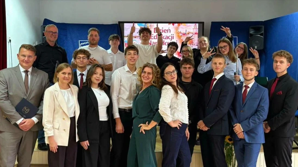 Uczestnicy akademii z okazji Dnia Nauczyciela