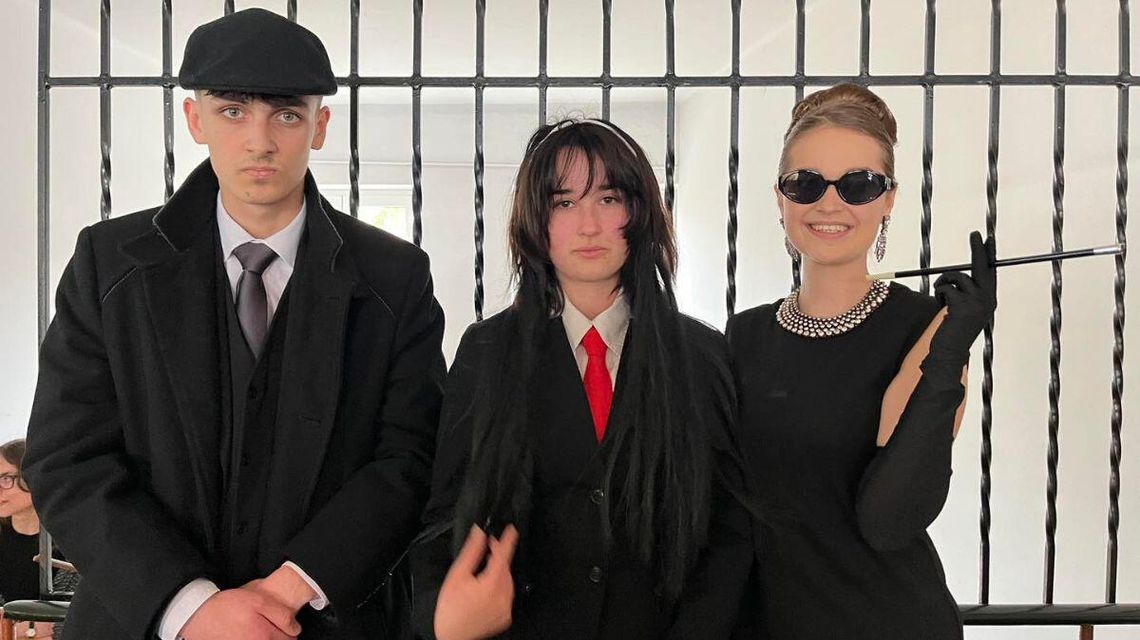 Zdjęcie przedstawia przebranych uczniów