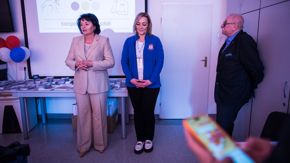 zdjęcie przedstawia dwie kobiety i mężczyznę