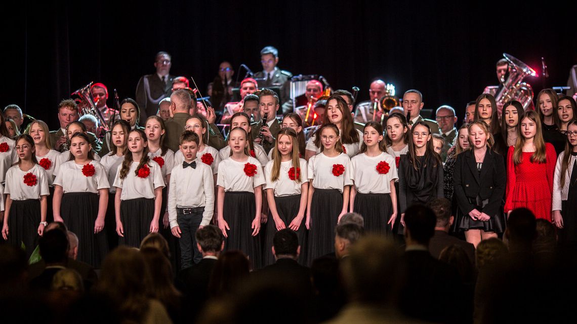 zdjęcie przedstawia grupę dzieci na scenie