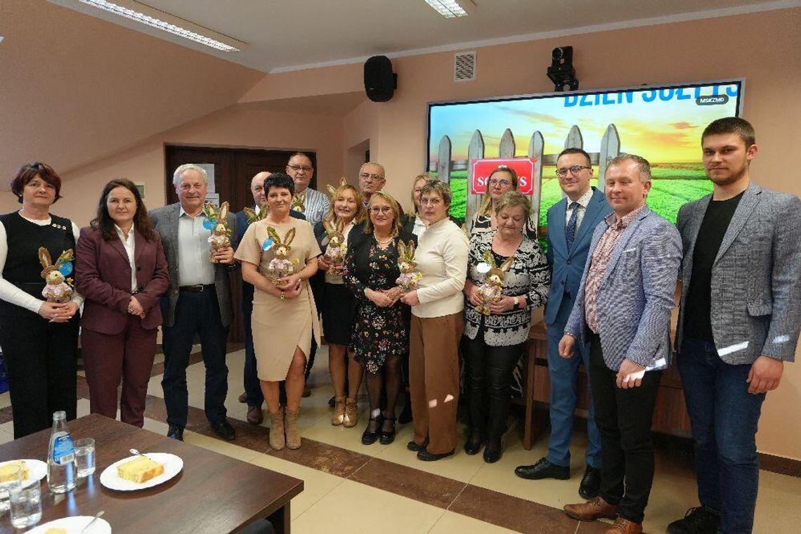 zdjęcie przedstawia grupę ludzi w budynku