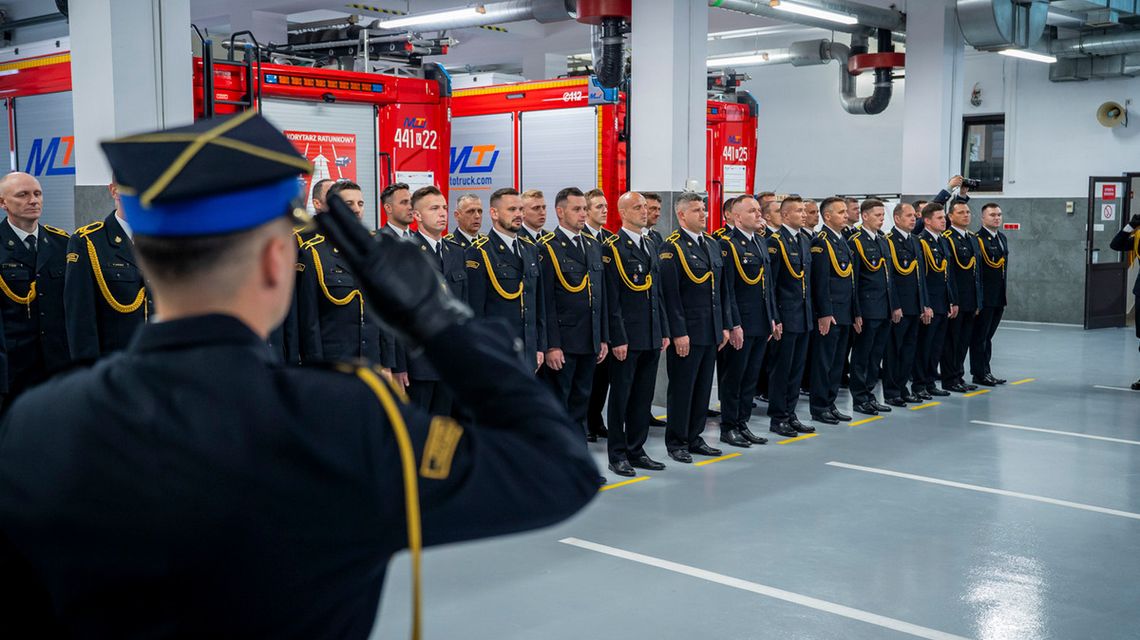 zdjęcie przedstawia strażaków w mundurach galowych stojących w rzędzie