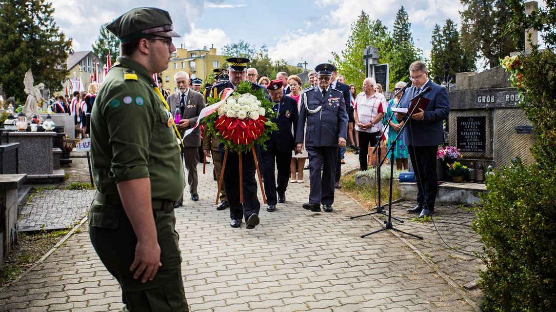 Sybiracy składają wieńce pod Krzyżem na Cmentarzu Komunalnym w Gorlicach pod Krzyżem Katyńskim