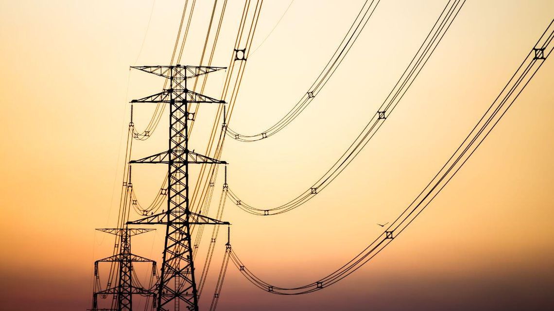zdjęcie przedstawia słupy energetyczne