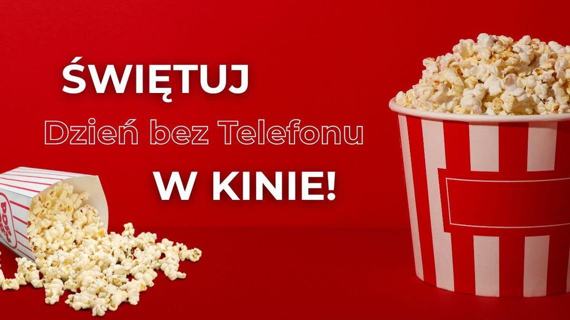 Zdjęcie przedstawia popcorn na czerwonym tle