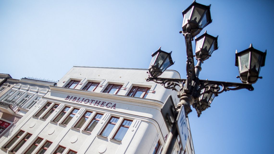 Dziś nie wejdziesz do biblioteki w Gorlicach. Trwają intensywne prace latarnia przed budynkiem biblioteki w gorlicach