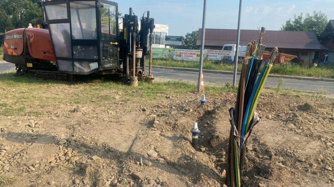 kabel wystający z ziemi na placu budowy w gorlicach przy ul. sienkiewicza
