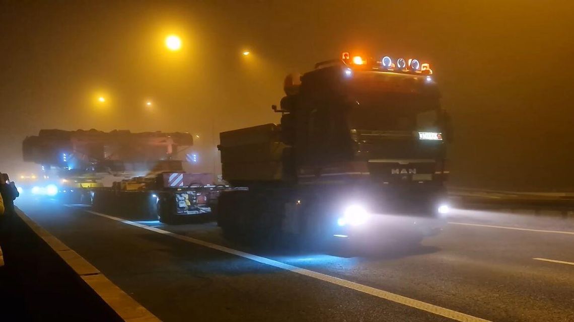 zdjęcie przedstawia ciężarówkę w nocy