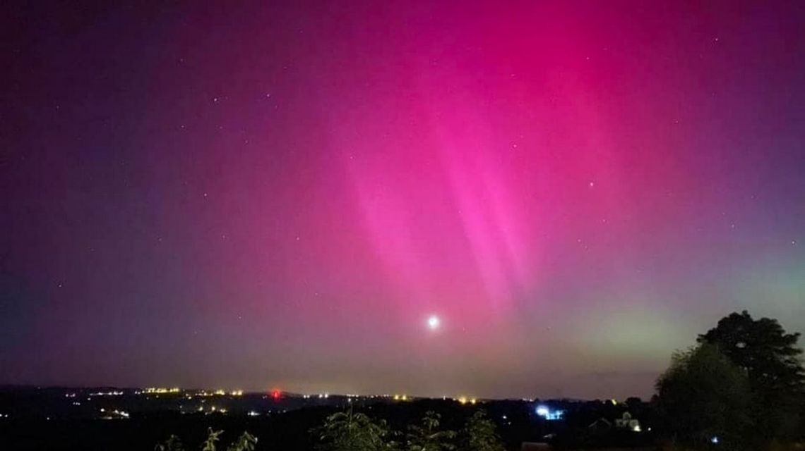 czerwone niebo w nocy dzięki zorzy polarnej