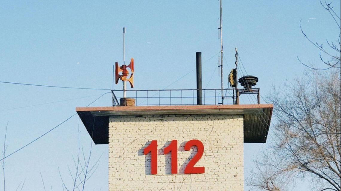 Dziś zawyją syreny. Ważny komunikat dla mieszkańców Zdjęcie przedstawia budynek z napisem 112