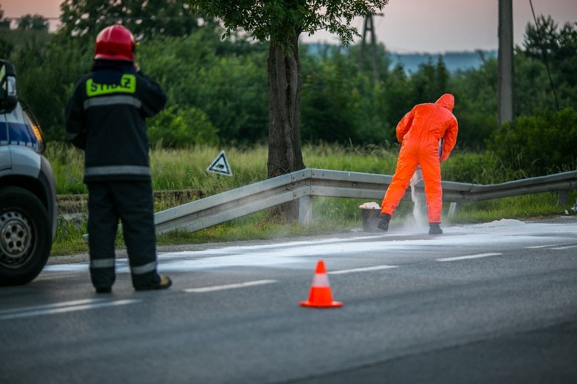 Dziwna substancja rozlała się na ulicy Przemysłowej w Gorlicach AKTUALIZACJA