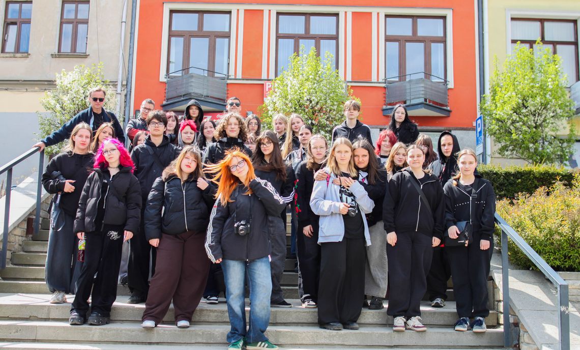 Zdjęcie przedstawia młodzież z Sosnowca