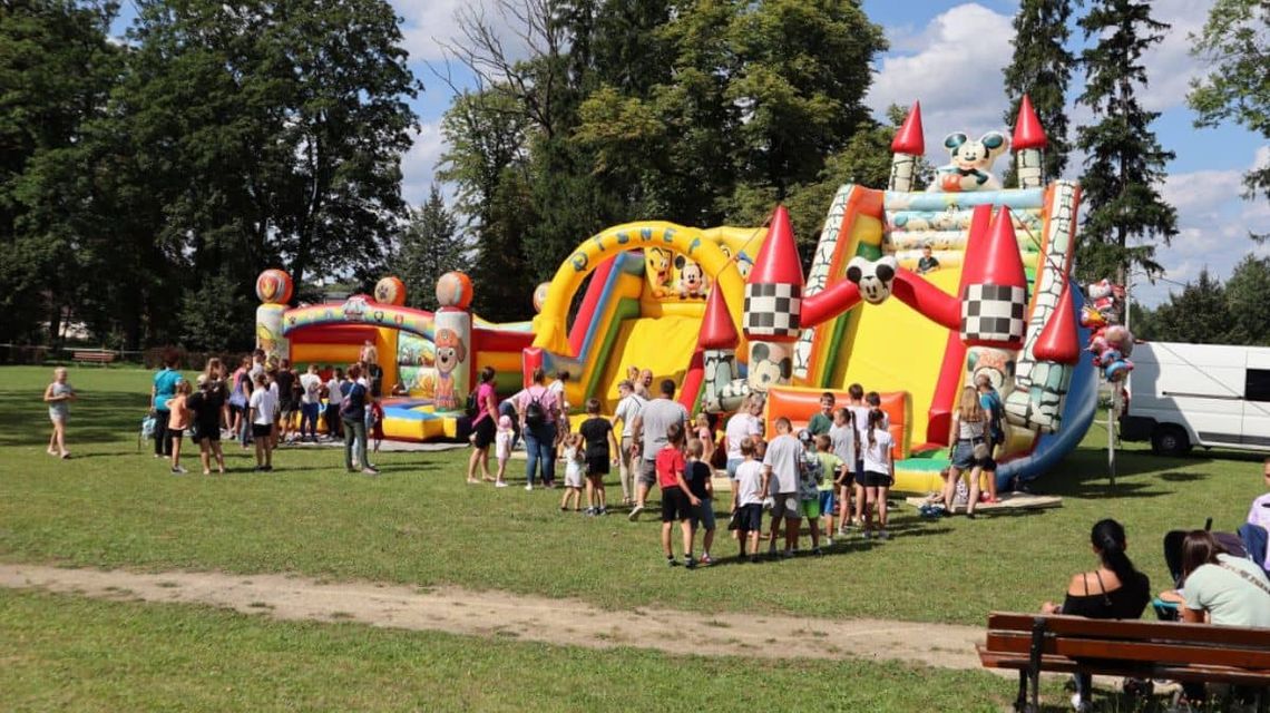 Bawiące się dzieci w parku w Lipinkach