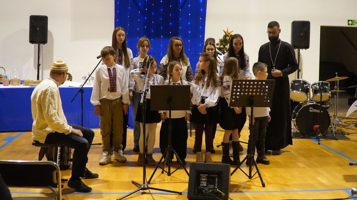 zdjęcie przedstawia grupę dzieci na scenie