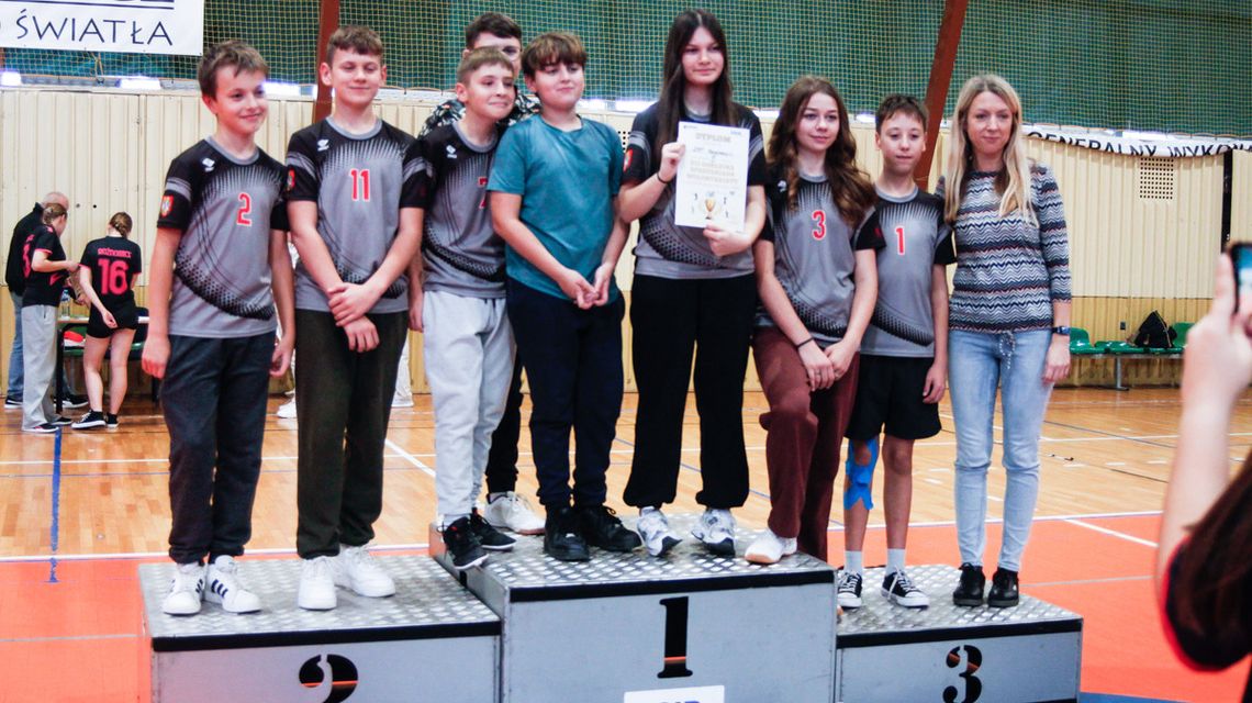 zdjęcie przedstawia kilka osób na podium