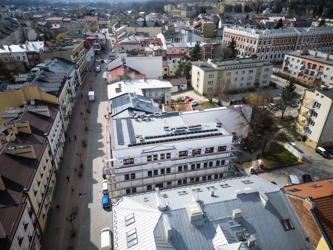 zdjęcie przedstawia miejskie budynki, widok z góry