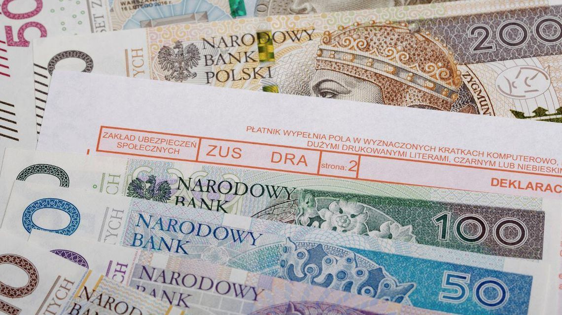 zdjęcie przedstawia banknoty i druk zus