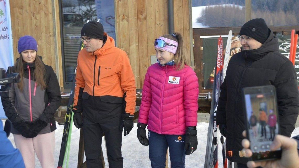 zdjęcie przedstawia grupę osób na śniegu