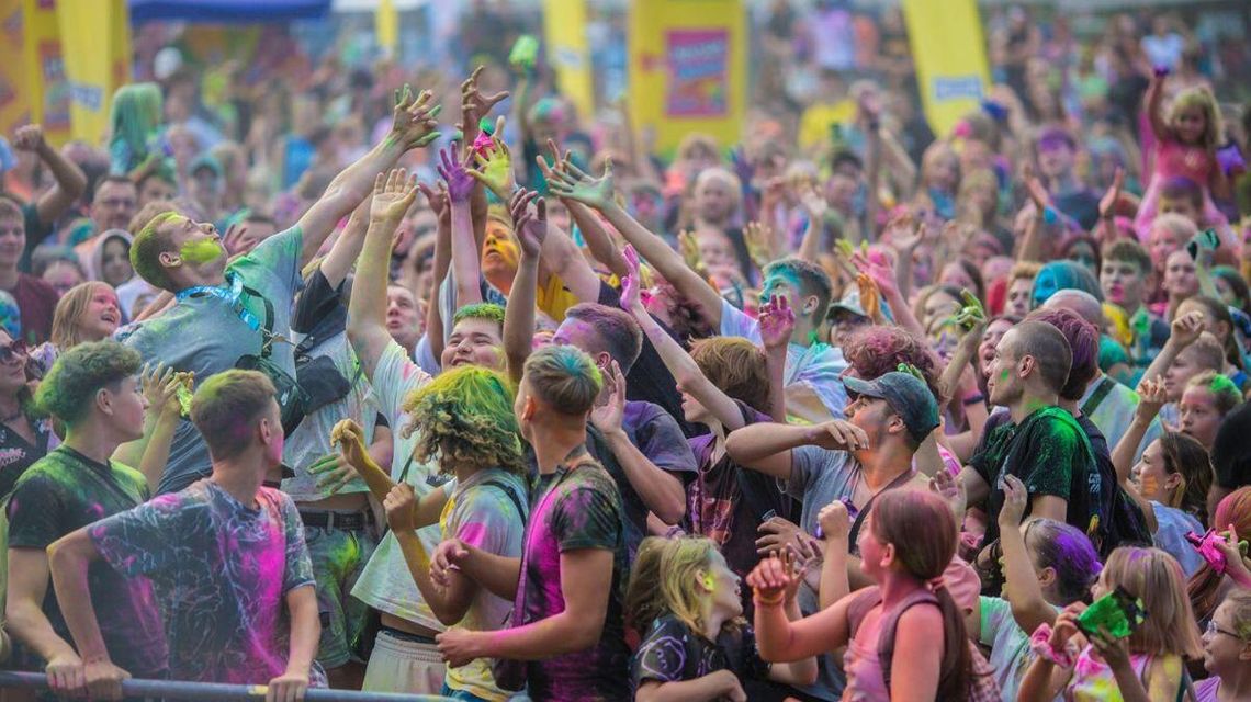 Zdjęcie przedstawia młodzież na Festiwalu kolorów 2024 w Gorlicach