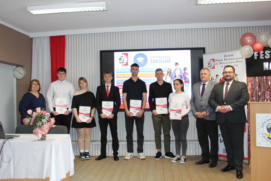 Zdjęcie przedstawia ludzi w sali lekcyjnej