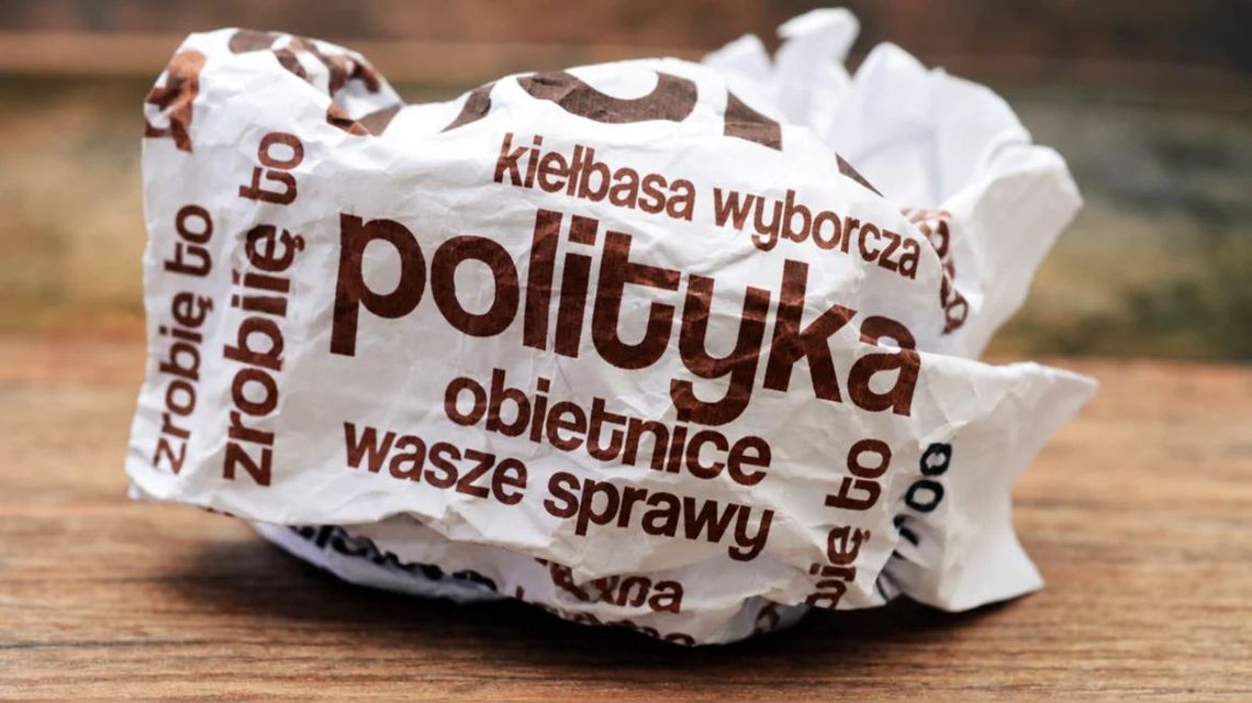 Festiwal obietnic nadchodzi. Politycy znów „znajdą czas”. A co z tym, czego nie zrobili? kartka zmiętego papieru z napisami polityka obietnice wasze sprawy