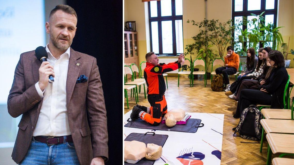 zdjęcie przedstawia mężczyznę na scenie, obok ratownik medyczny pokazujący resuscytacją