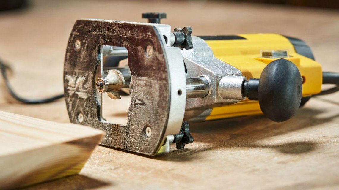 zdjęcie przedstawia frezarkę do drewna położoną na stole