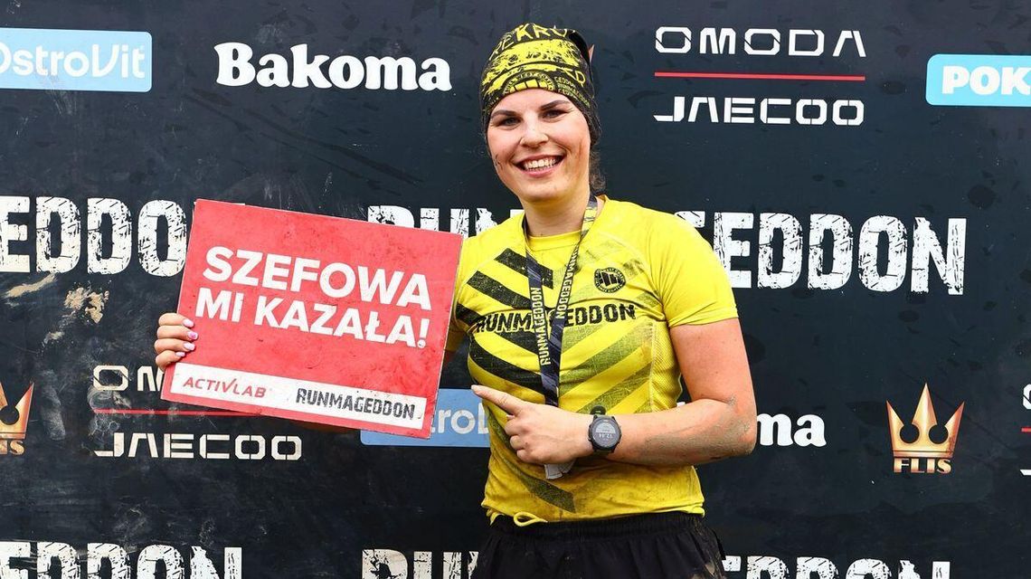 zdjęcie przedstawia kobietę w żółtym stroju sportowym trzymająca planszę