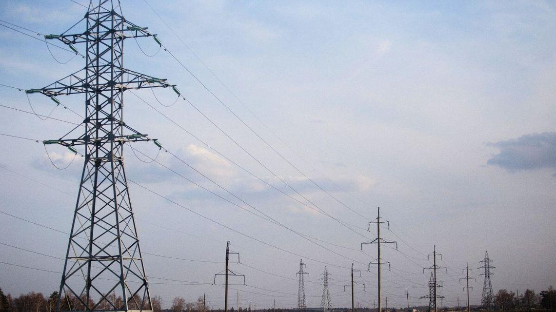 zdjęcie przedstawia słupy energetyczne