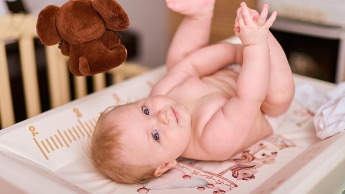 Gdzie tu przewinąć malucha? Spokojnie, miasto ogarnęło temat Zdjęcie przedstawia malucha na przewijaku