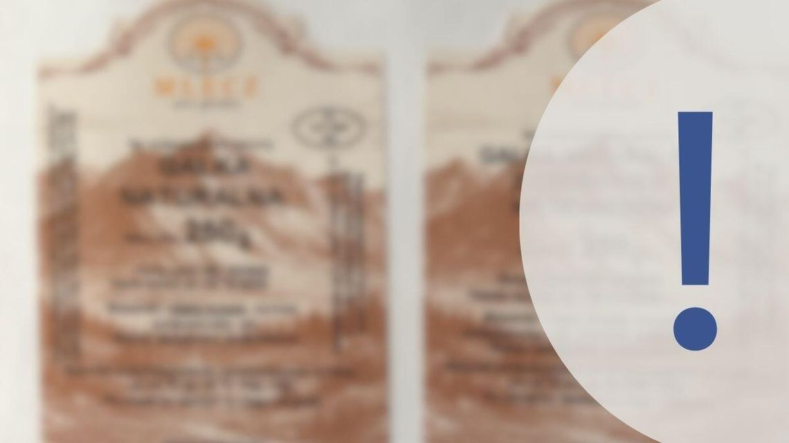 GIS ostrzega przed groźną bakterią w serach górskich. Sprawdź, czy masz je w lodówce etykieta produktu, zamazana, obok znak graficzny wykrzyknika
