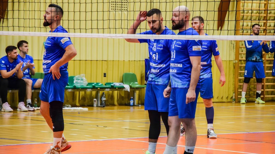 GKPS Gorlice nie zwalnia tempa. Drugie zwycięstwo znów 3:0 i fotel lidera grupa siatkarzy pod siatką w hali sportowej