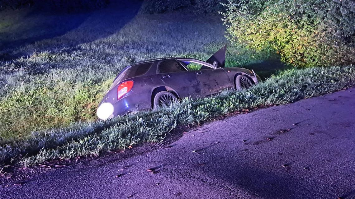 samochód stojący na zboczu rowu z otwartą klapą