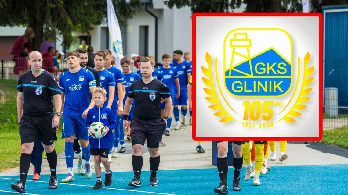 zdjęcie przedstawia drużynę piłki nożnej wchodzącą na murawę