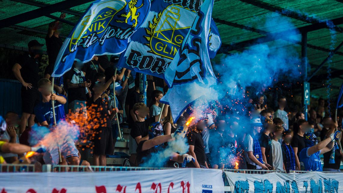 kibice na trybunach stadionu w gorlicach