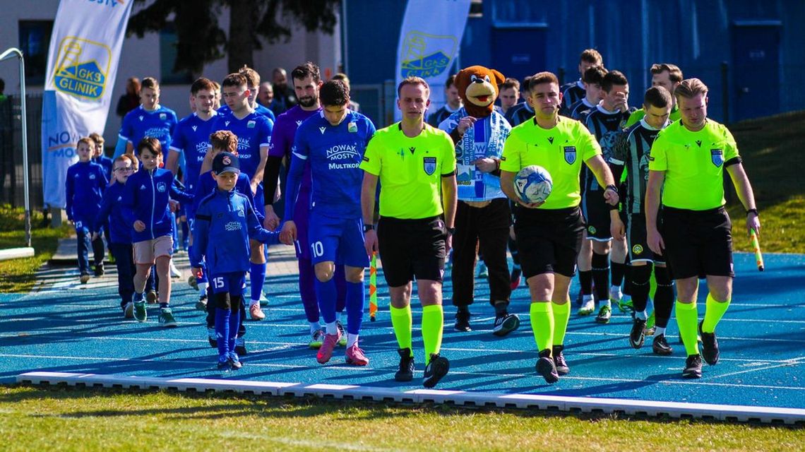 zdjęcie przedstawia piłkarzy wchodzących na murawę boiska przed meczem
