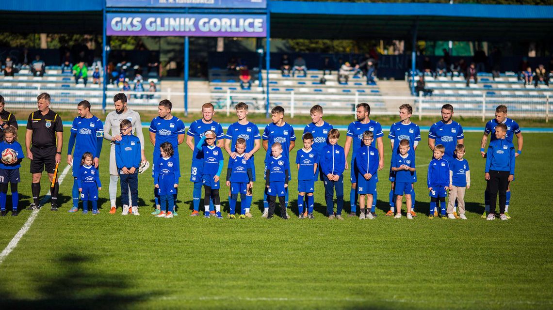 zdjęcie przedstawia drużynę piłki nożnej na boisku