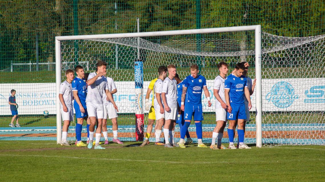 Glinik Gorlice w finale. Dziewięć bramek w Uściu Gorlickim zdjęcie przedstawia piłkarzy stojących w bramce
