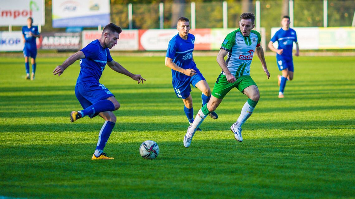 Glinik Gorlice zdobył puchar. Siedem goli w finale grupa osób, jedna z nich trzyma puchar polski na szczeblu gorlickiego PPN