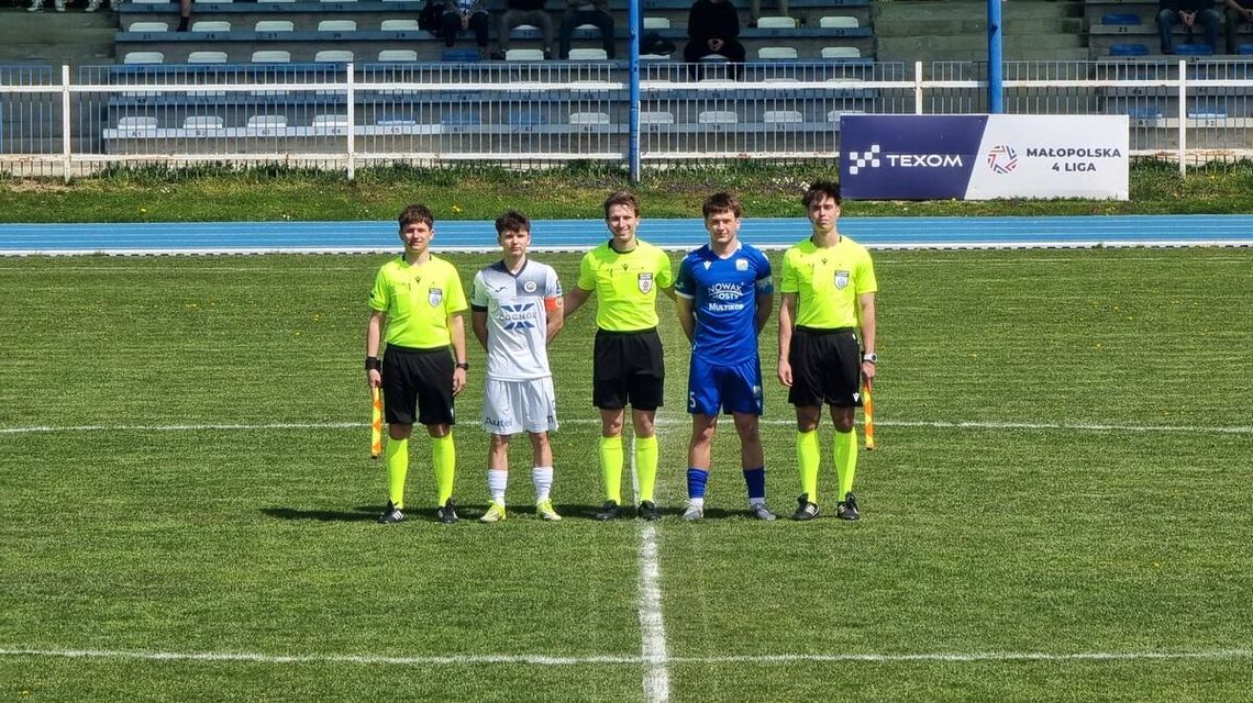 zdjęcie przedstawia piłkarzy na środku boiska