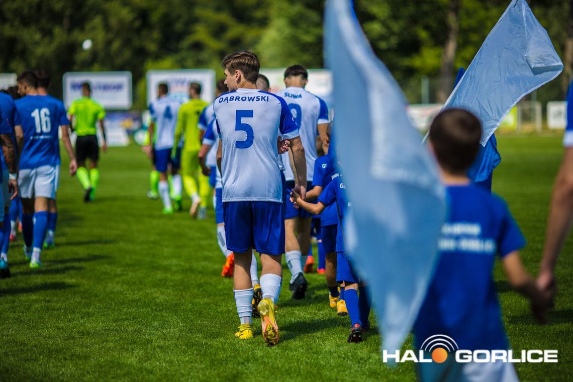 zdjęcie przedstawia piłkarzy