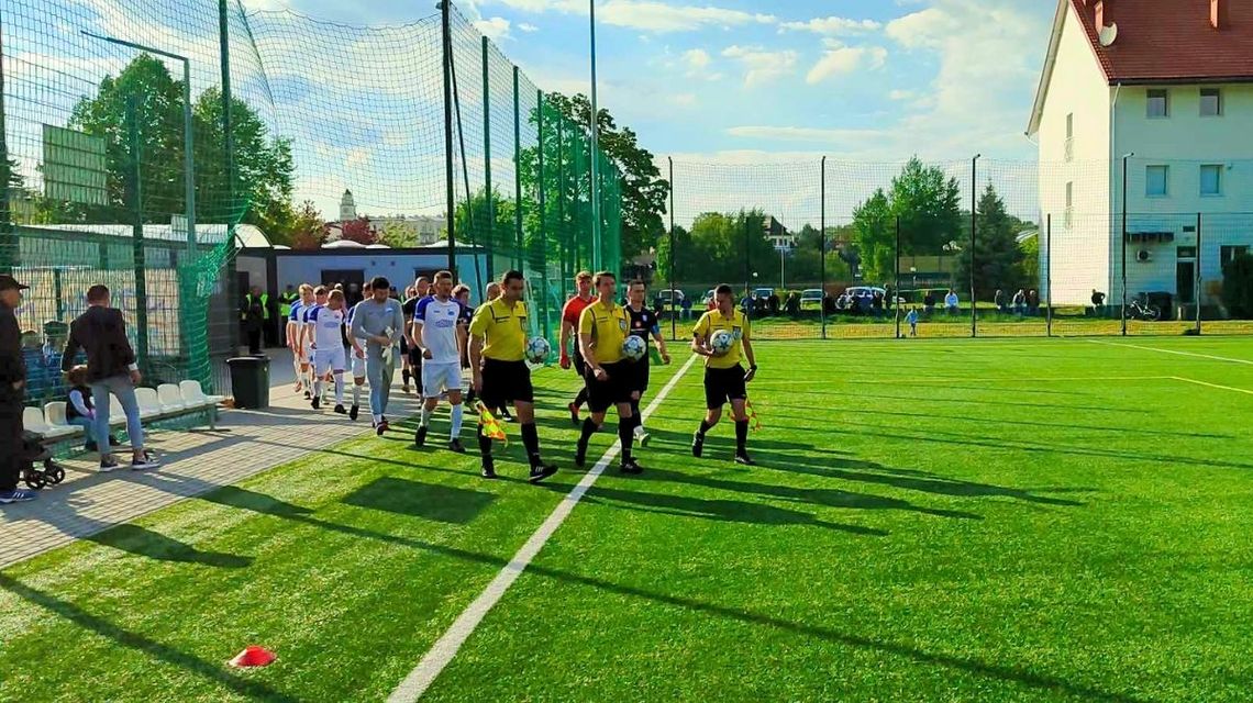 drużyny piłkarskie wchodzące na boisko
