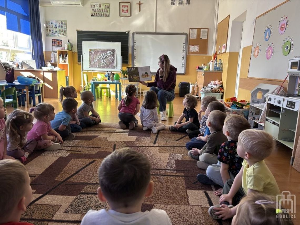 zdjęcie przedstawia sale z dziećmi