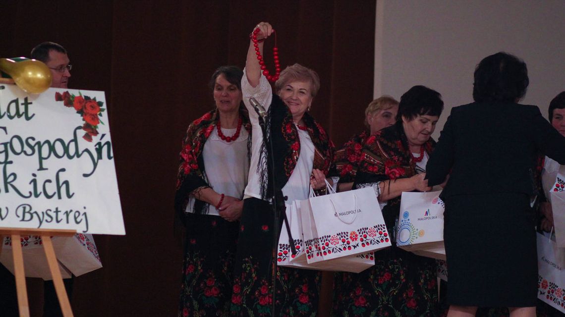 zdjęcie przedstawia uczestników biorących udział w jubileuszu 75 lecia KGW w Bystrej