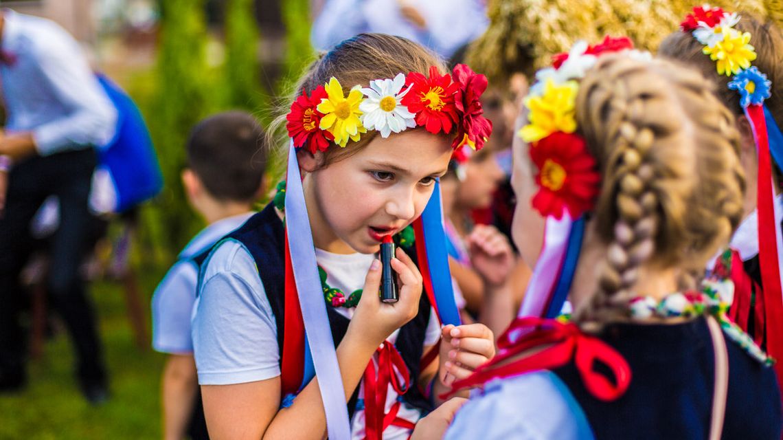 dziewczynka malująca usta szminką