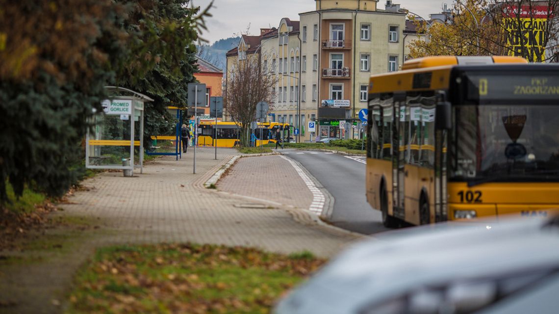 zdjęcie przedstawia autobus jadący ulicą