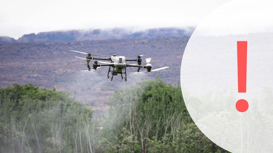 Zdjęcie przedstawia drona w powietrzu.