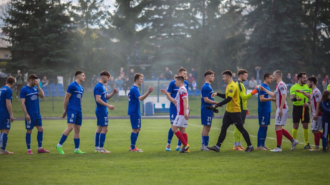 Gol Glinika wpłynął na losy awansu do 3. ligi. Gorliczanie zakończyli sezon z przytupem zdjęcie przedstawia drużynę piłki nożnej wchodzącą na boisko