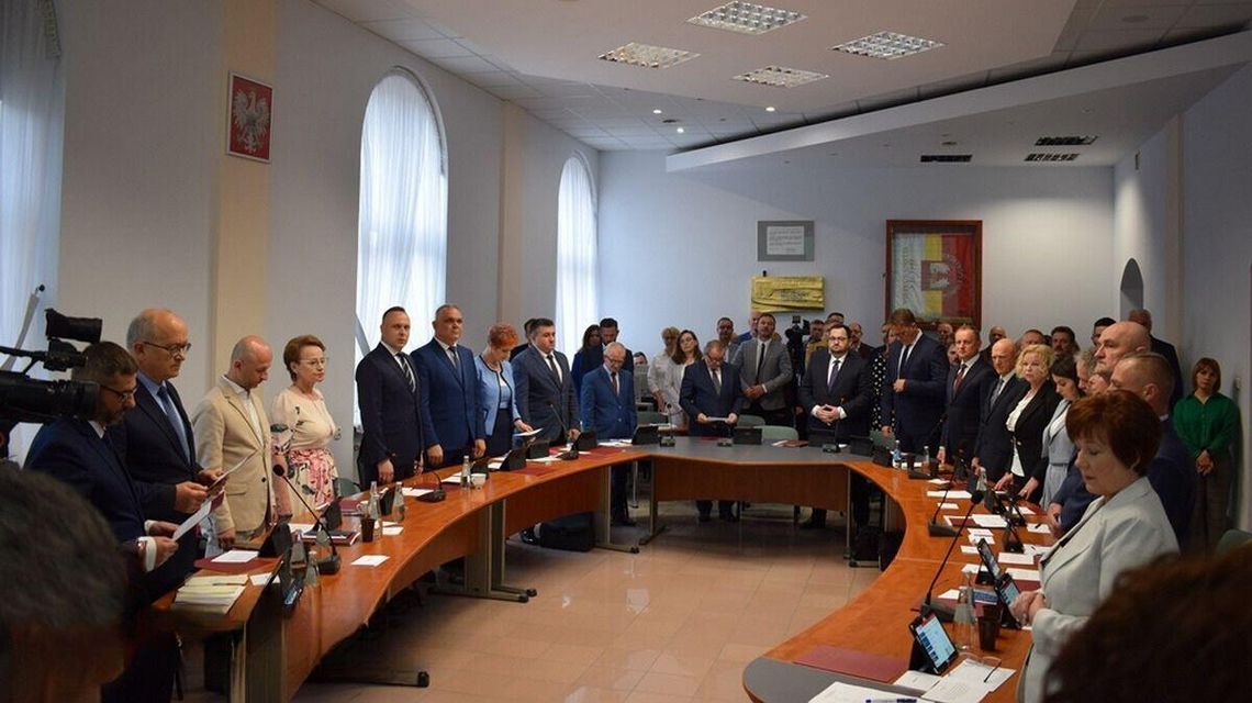 Gorąco na Sesji Rady Powiatu. Poszło o rozbudowę starostwa i milionowy kredyt, którego „nie będzie” grupa osób stojąca w około stołu